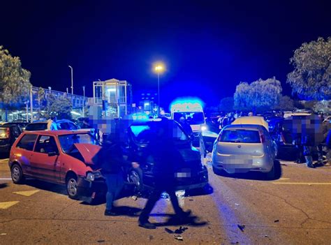 incidente commerciale versace oggi|Incidente al parcheggio del centro commerciale: auto contro .